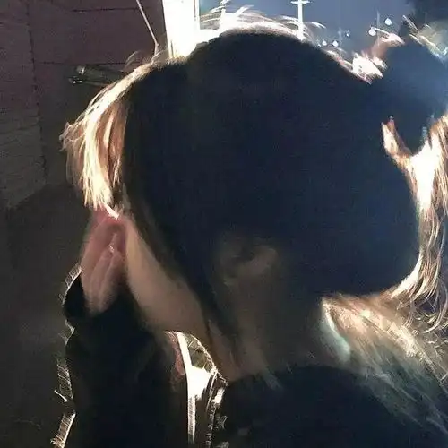 氛围感拉满的女生头像
