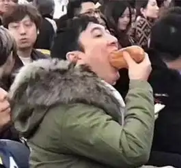 王思聪又上热搜第一,这次是因为吃玉米网友新一轮表情包来袭
