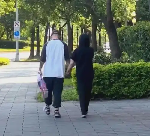 刚刚台湾网友偶遇大s和具俊晔手牵手散步并拍下了视频
