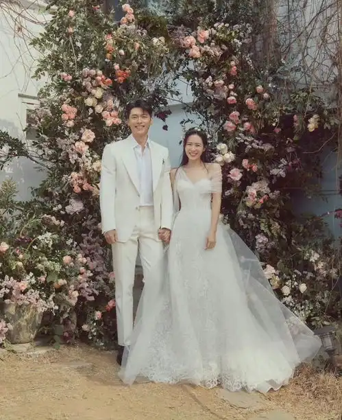 73岁婚纱女王王微微太惊艳了,穿衣不俗,举止灵动像17岁少女
