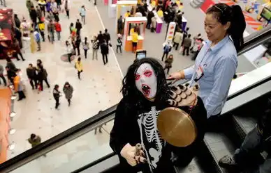 中国式万圣节各地街头扮鬼搞怪引注目
