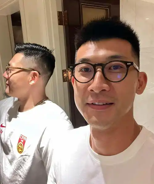你俩王大雷和刘殿座同时晒自拍照,满满情侣头像既视感
