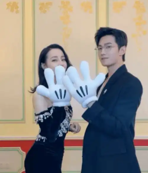 路人迪士尼偶遇杨洋热巴,荣耀夫妇共度七夕,大方营业可太甜了

