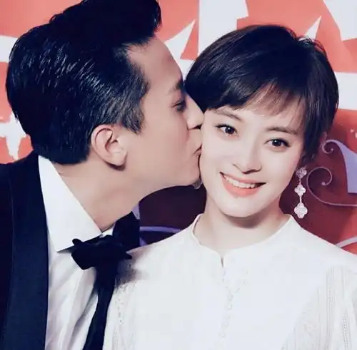邓超孙俪庆祝结婚10周年,夫妻恩爱同框撒狗粮,儿女温馨互动岁月静好
