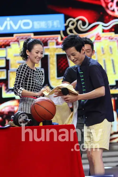 章子怡时隔14年再登快乐大本营与何炅玩变装秀扮情侣组图
