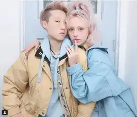 吴卓林与女友分享甜蜜合照,穿情侣装同框超恩爱,坦言一身旧衣服
