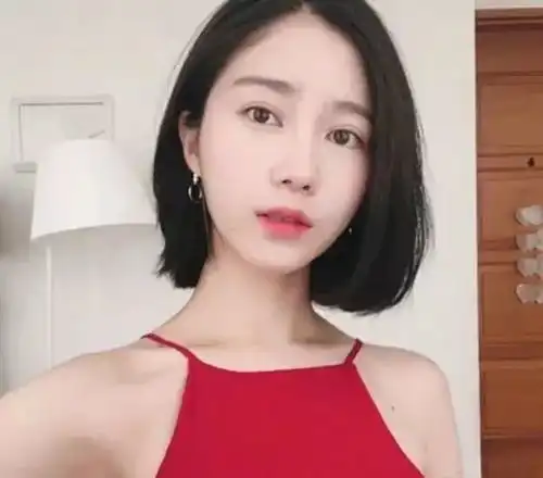女生短发烫发流行款时尚girl大爱短卷发发型
