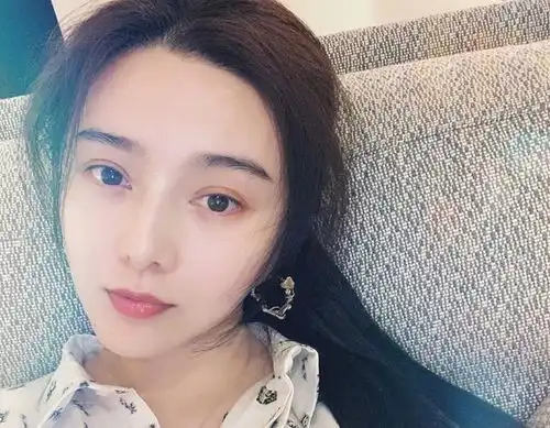 范冰冰低调现身美术馆,打扮清新似邻家女孩,情绪低落无心看展
