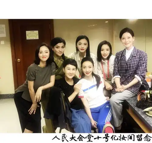 姚晨同框佟丽娅小陶虹为祖国庆生,穿酒红色礼服显低调但气场超强
