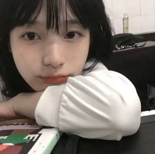 女生头像人一旦有了期待心情就会忽明忽暗
