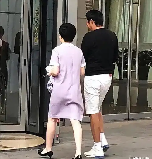 陈道明罕见家庭照,恩爱40年零绯闻,女儿气质优雅,老婆老了网易订阅
