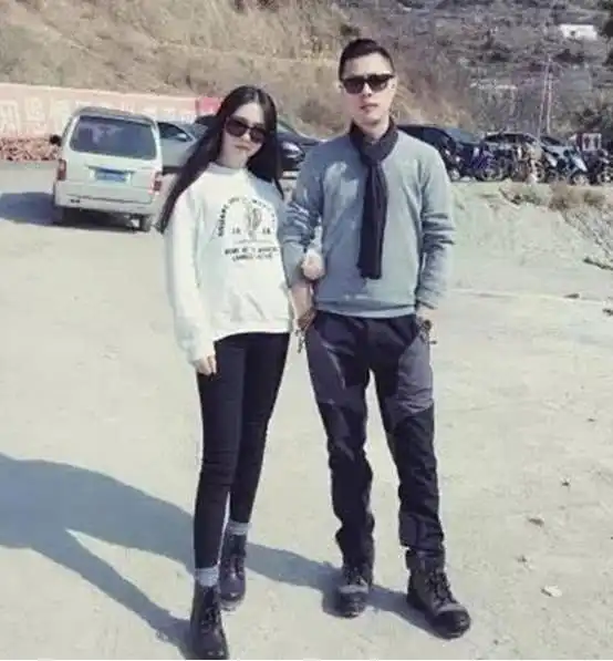 亲爹与女儿站一起画风和谐宛如情侣,和女儿相差25岁的他真冻龄
