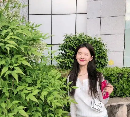 少女感的赵露思,凭借她的圆脸爆红,原来是这么穿搭的
