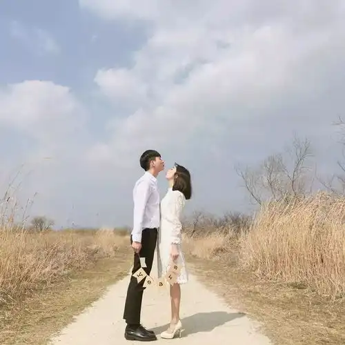 情侣旅行照这样拍,想不好看都难
