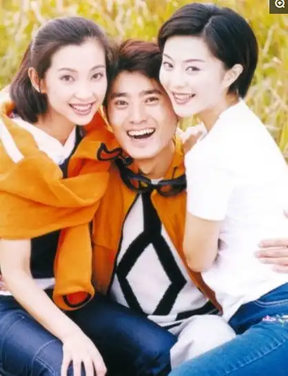 范冰冰短发照曝光,曾和潘粤明演情侣,被任泉搂腰,好青春女人
