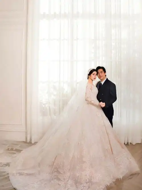 柯有伦唯美婚纱照曝光,老婆身材超棒,两人海边接吻很浪漫
