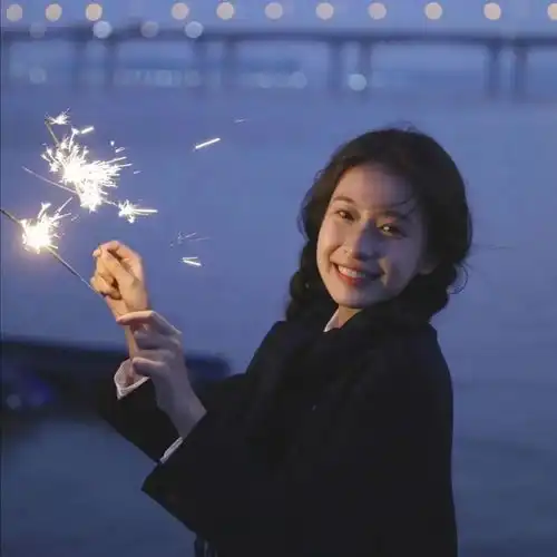 网易云热评年少的我们总渴望成长,成长后的我们经历的沧桑
