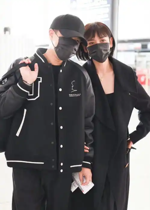 李晓峰罕晒单人婚纱美照,与刘恺威情侣手绳超吸睛

