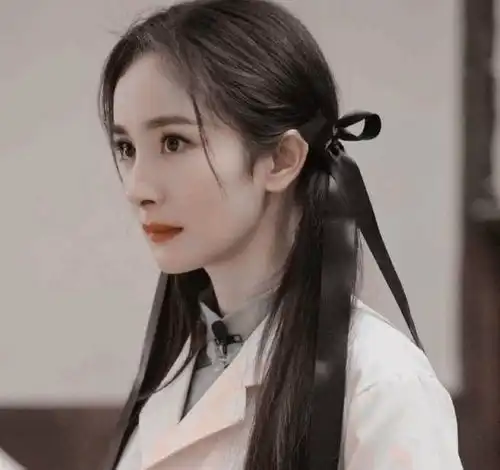 近日一对情侣官宣,网友认为是杨幂,但未曾想到是他
