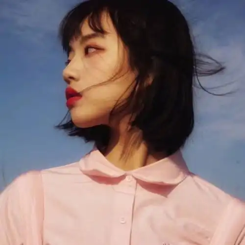 短发女生头像
