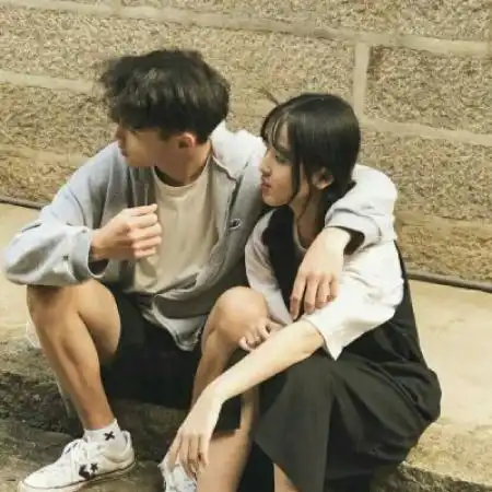 情侣头像一男一女清新,闭口不言只是因为喜欢你
