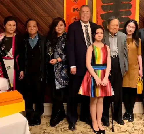 杨振宁与刘诗昆夫妻同框,一个清纯大学生,一个富态老大妈
