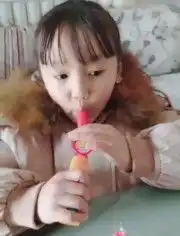 吃播小美女吃魔仙儿棒棒糖
