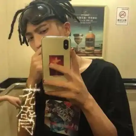 头像男生简单气质成熟,帅搬进我甜甜的心中
