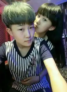 图中这个男的是不是锅盖头
