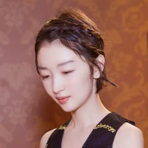 周冬雨杨紫都迷上了仙女风编发,原来短发也可以变得仙气飘飘
