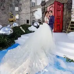 那个牵着男友跑遍全世界的女人,穿verawang嫁了
