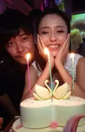 杨幂刘恺威舌吻照曝光盘点明星情侣生日恩爱照
