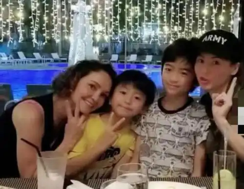 59岁的张柏芝妈妈和男友逛街,两人同抽一根烟,恩爱像热恋小情侣
