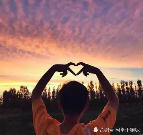qq爆火的官宣情侣头像我喜欢你,在所有的时候
