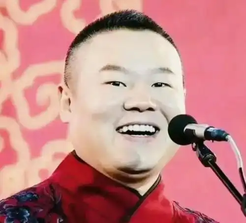 岳云鹏家人包饺子送他回京,情绪低落,疑似被春晚观众的直言影响
