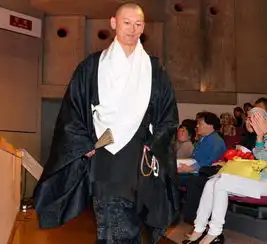 日本帅和尚变身模特走秀展示修行服饰
