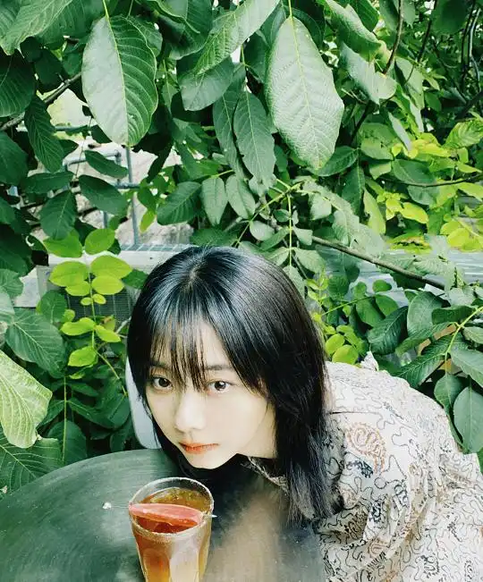 谭松韵初秋户外拍拍拍,一口气晒出20张写真照清新质感宛如大片
