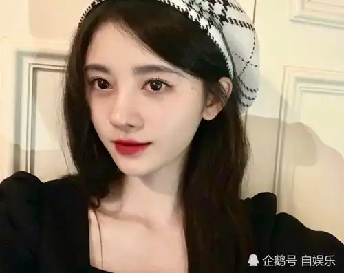 鞠婧祎的头也太小了吧,你戴着会掉的帽子她撑不满,酸了
