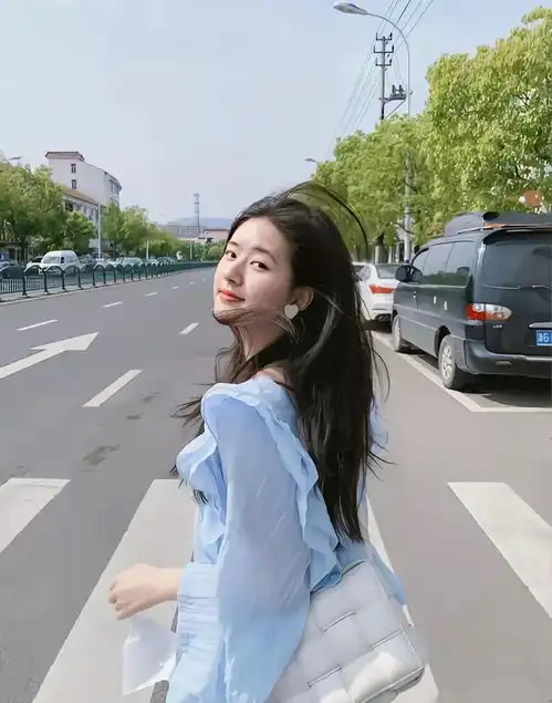 赵露思才是甜美的代名词,清纯可爱太有范,日常穿搭就看她
