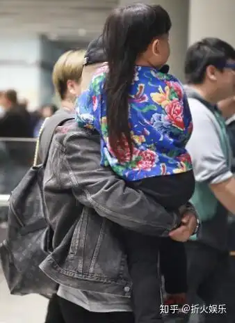 郭德纲三岁儿子留齐腰长发,穿东北花棉袄,这品相像是奶奶带大的
