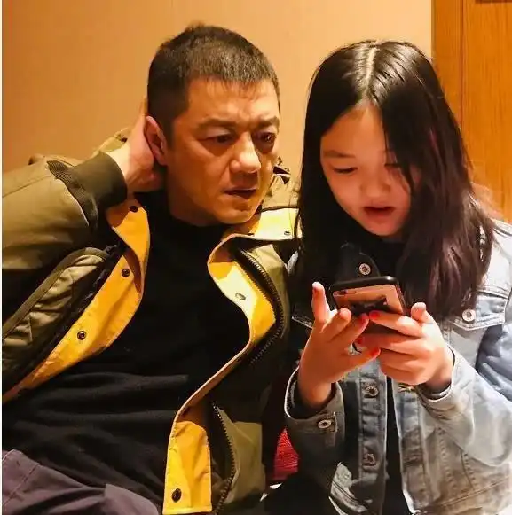 李亚鹏与女友海哈金喜穿情侣装现身餐厅女方气质出众成焦点
