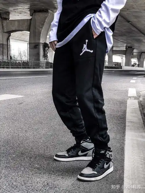 经典款aj情侣加绒卫裤
