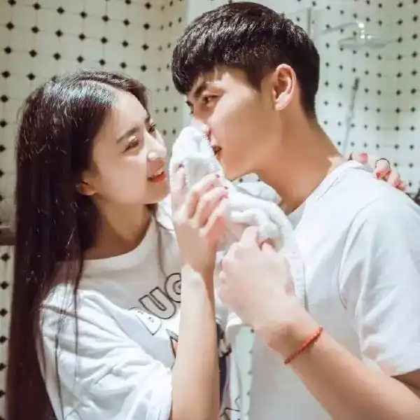 因为没孩子被迫离婚,2年后我大着肚子,去前夫家楼下看热闹
