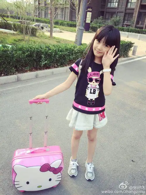 一个小女孩背着书包头像
