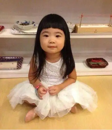 有种整容叫曹格女儿长大了,曾被吐槽长得丑,如今美成花儿
