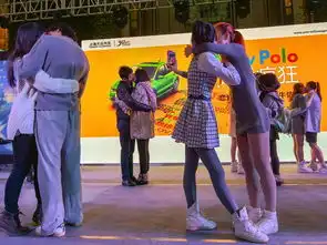 武汉情侣多种姿势pk接吻争抢苹果手机
