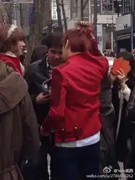我们结婚了世界版第二季金希澈郭雪芙红色情侣衫逛街超显眼
