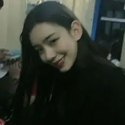 唯美好看的长发侧颜女生图像
