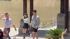 赵丽颖带儿子现身,保姆全程随行,爱子正脸曝光额头像妈妈
