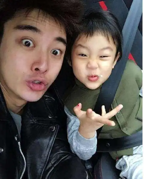 李小璐陪着女儿逛公园,甜馨长高了很多,贾乃亮没有同框出现
